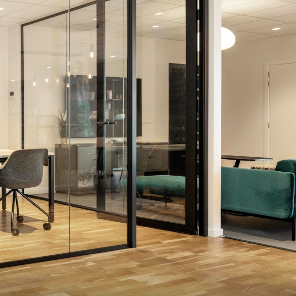 Kantoor met glas, inrichting door MEMO koncept