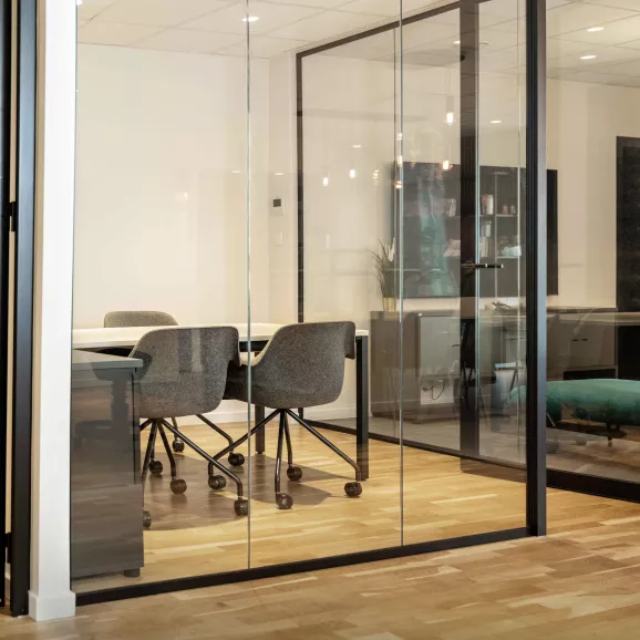 Afgesloten vergaderruimte bij Hosted Power door MEMO Koncept