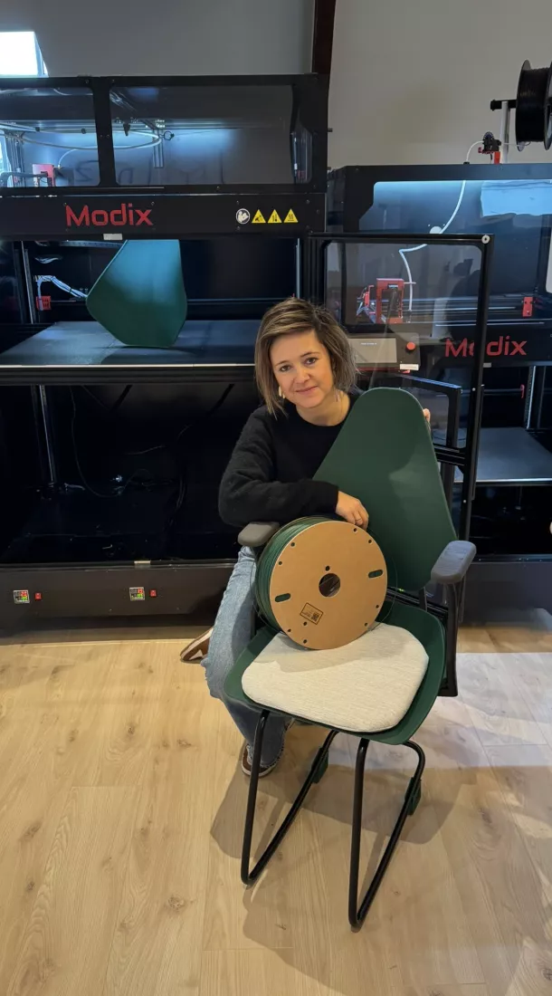Aline Ollevier van Nozzle met haar Up stoel